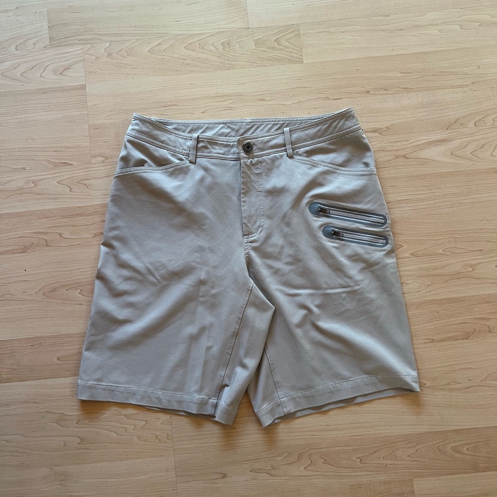 LULULEMON ATHLETICA Gray Flat Front  pockets Casual Shorts Men's Size 36 x 10"